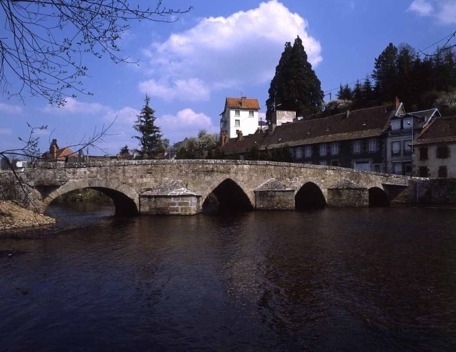 En amont sur la Creuse : vue depuis la rive gauche.