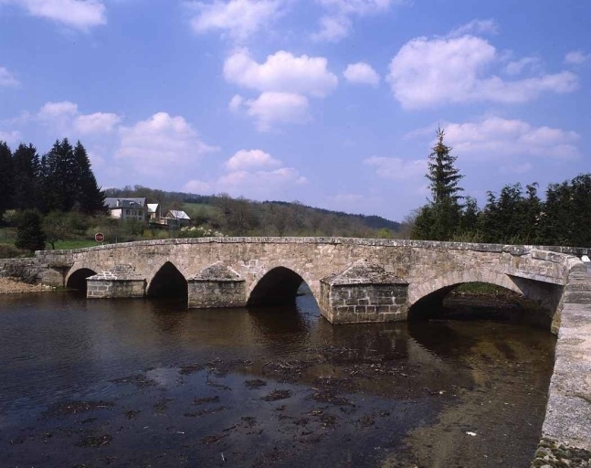 En amont sur la Creuse : vue depuis la rive droite.