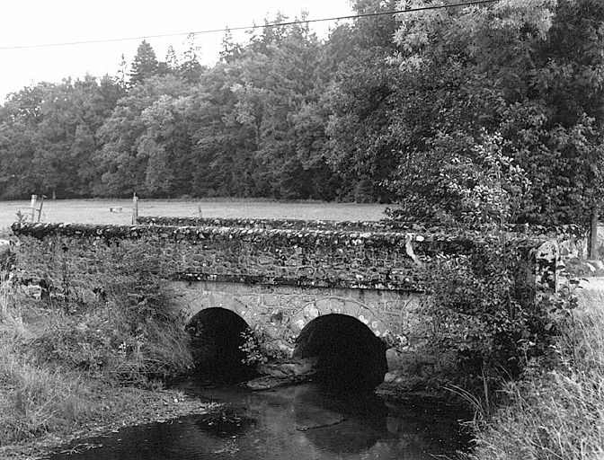 Pont sur la Banize sur le chemin d'accès sud-est.