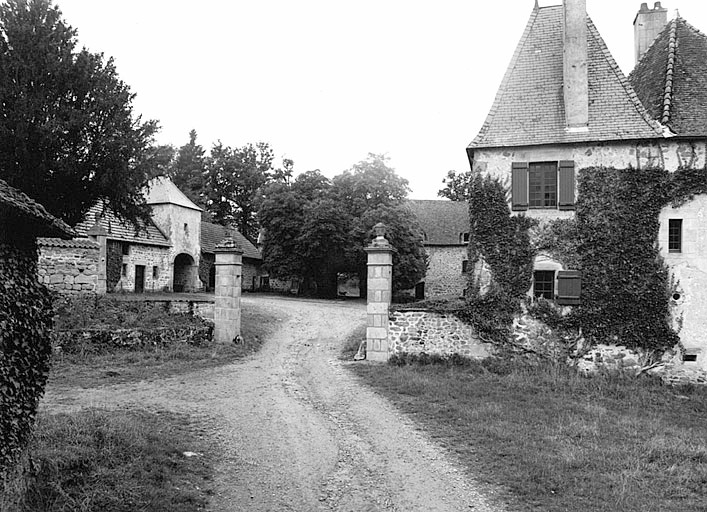 Vue d'ensemble des bâtiments autour de la cour, depuis l'accès est.