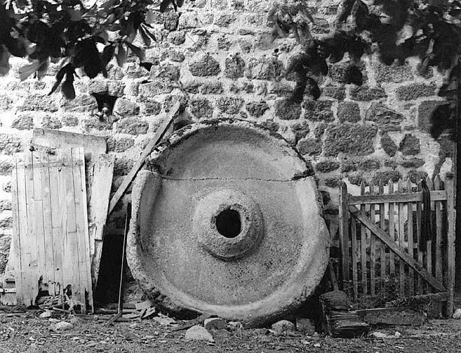 Meule gisante et démontée de l'ancien moulin à huile.