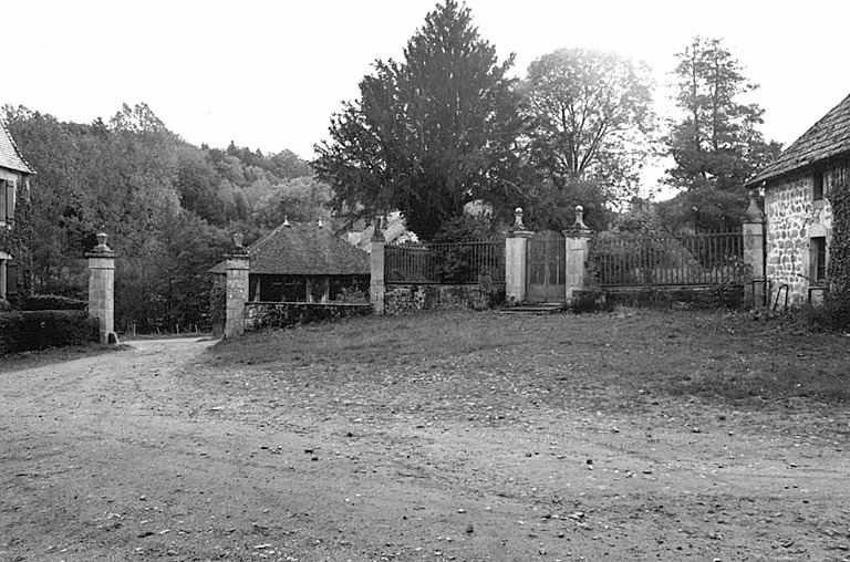 Limite orientale de la cour au niveau de l'entrée sud-est.