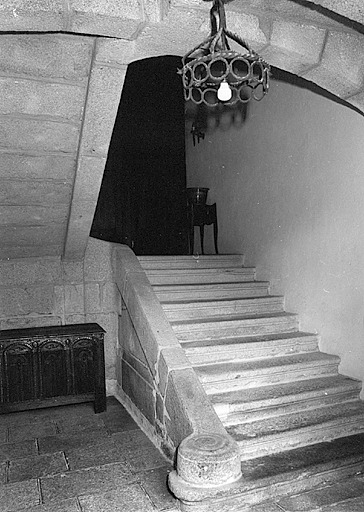 Logis, départ de l'escalier principal.