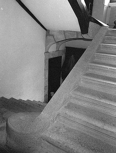 Logis, volées d'escalier entre le premier et le deuxième étage.