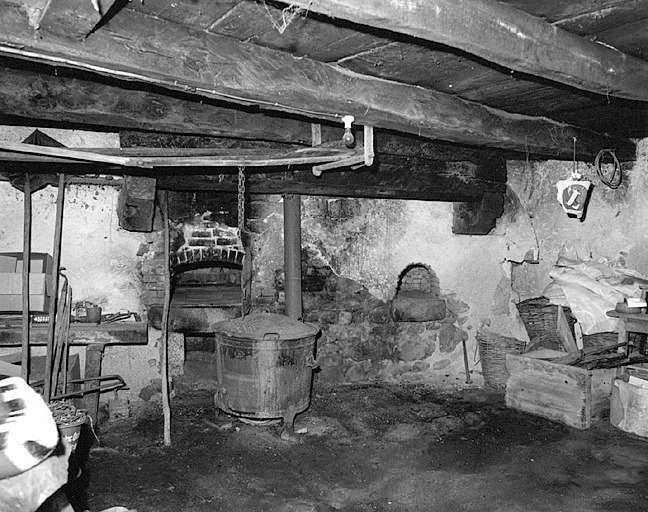 Bâtiment sud, partie est ; ancien fournil, vue intérieure vers l'entrée des fours.