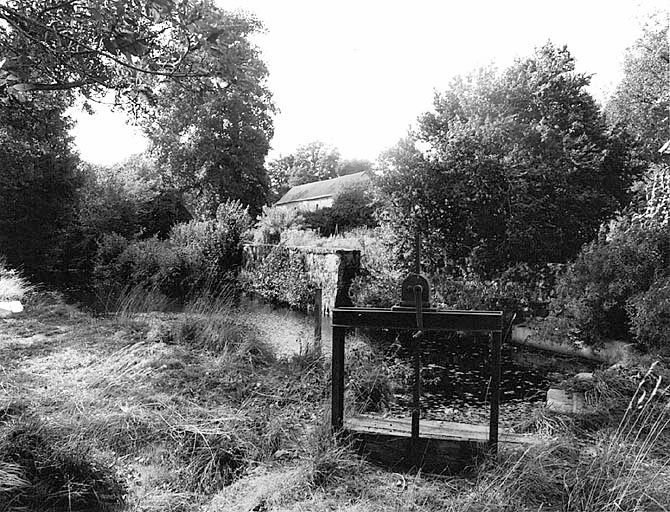 Vue de la pièce d'eau et du jardin depuis la vanne du moulin, près de l'entrée sud-est.