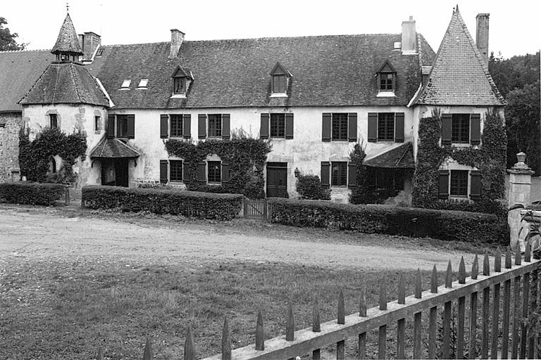 Logis, façade antérieure vue du sud-est.