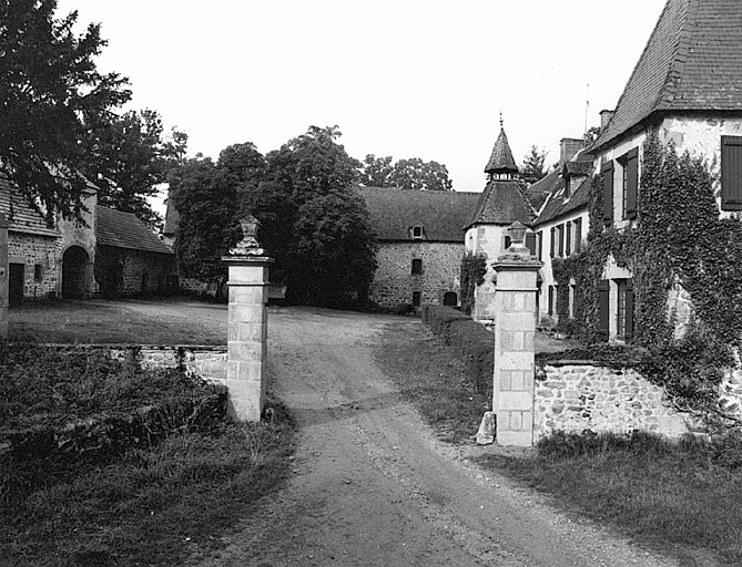 Vue d'ensemble des bâtiments autour de la cour depuis le sud-est.