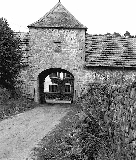 Entrée sud-ouest, portail couvert.