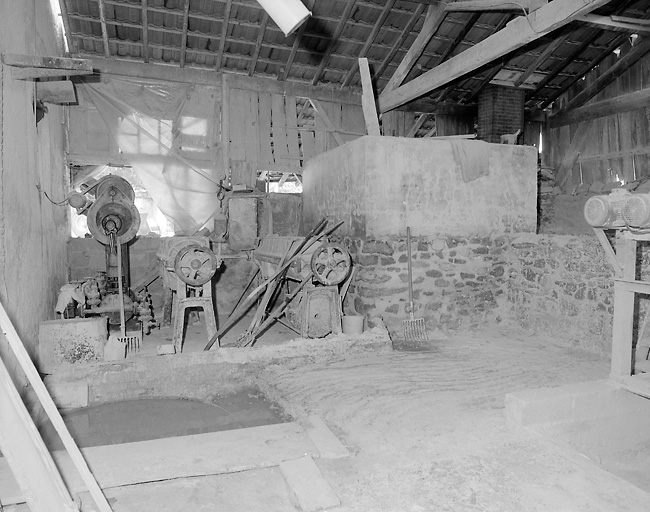 Intérieur du moulin. Vue d'ensemble d'une cuve à émail, de deux filtres presses et d'une cuve de décantation, au premier plan à gauche.