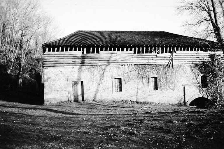 Elévation ouest. Vue prise vers 1960, avant l'effondrement de la toiture.
