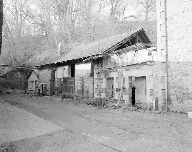 Elévation d'ensemble sud du bâtiment abritant les fours à sécher l'émail à porcelaine.