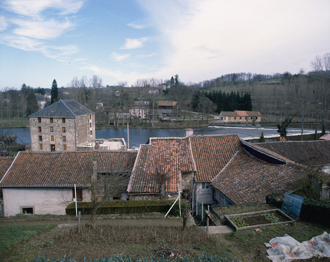 Moulins sur la Vienne. Moulin de Tarn (rive gauche) et moulin de Géry (au loin, sur la rive droite). Vue d'ensemble depuis le sud.