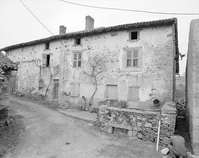 Les Rivailles. Vue d'ensemble d'une ferme en bloc à terre, à gauche, à laquelle est accolé, à droite, un logis de ferme à éléments dissociés. Elévation des deux logis de type A. Cadastre de 1981, section M1, parcelle88, 87.