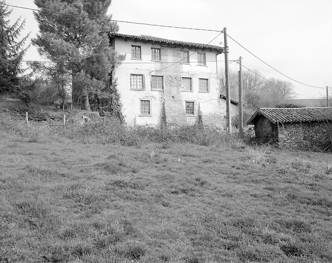 La Boilerie. Maison remaniée avec tour en demi hors oeuvre abritant l'escalier en vis. Elévation sud. Cadastre de 1981, section L2, parcelle 260.