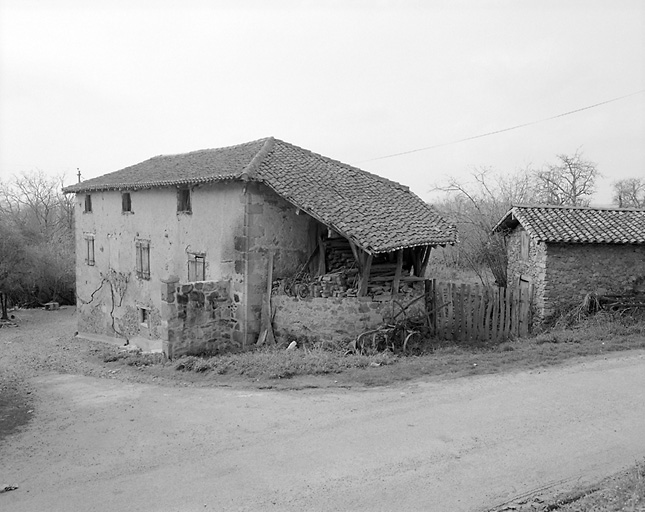 La Boilerie. Vue d'ensemble d'un logis de ferme, avec four à pain ajouté en 1868 et séchoir à châtaignes ou 'clédier' indépendant. Cadastre de 1981, section L2, parcelle 248.