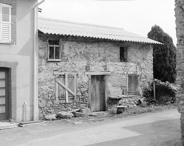 Verneuil-sur-Vienne, Mallevialle. Logis de ferme en rez-de-chaussée avec comble éclairé en façade (élévation de type C).