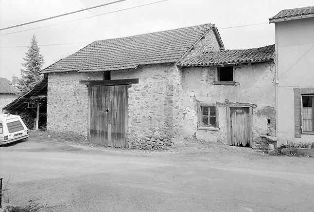 Mallevialle. Petite ferme en bloc à terre avec logis et grange-étable sous deux toits distincts. Logis à élévation de type C. Cadastre de 1981, section L1, parcelle 199.