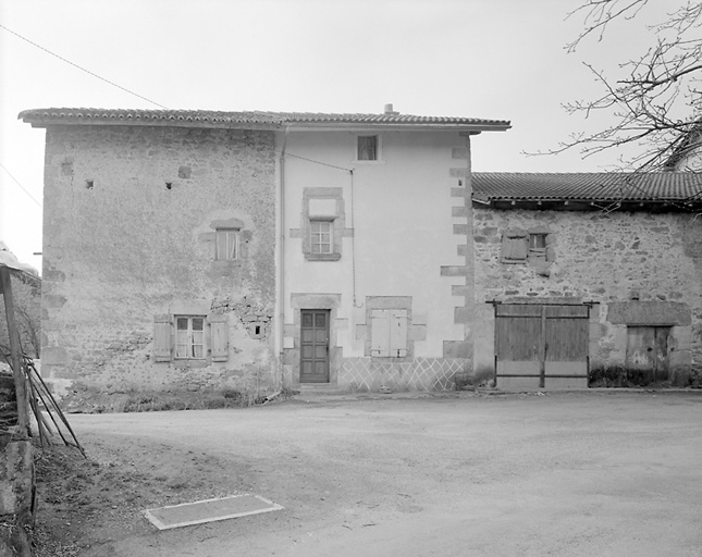 Bagoulas. Ancien logis de ferme, actuellement séparé en deux parcelles et comportant à l'étage une fenêtre avec traverse en pierre. Elévation nord. Cadastre de 1981, section N2, parcelle358, 359.