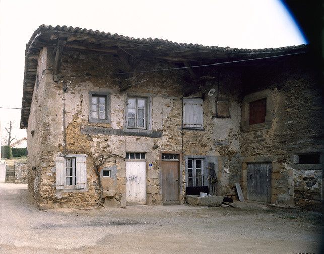 Verneuil-sur-Vienne, village. Rue des Geoffres. Maison présentant une avancée de toit soutenue par des potelets. Elévation sud.