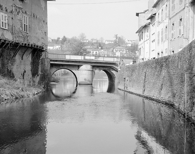 Pont situé sur l'Aixette, au confluent de cette dernière et de la Vienne. Vue prise en amont.