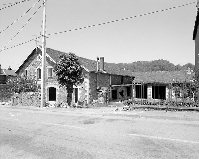 Vue d'ensemble sud-est d'un ancien chai situé à l'Aiguille et démoli en juin 1991. Cadastre de 1983, section AC, parcelle 242, 243.