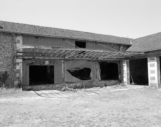 Elévation est, avec quai de déchargement et marquise, d'un ancien chai, situé à l'Aiguille et démoli en juin 1991. Cadastre de 1983, section AC, parcelle 242, 243.