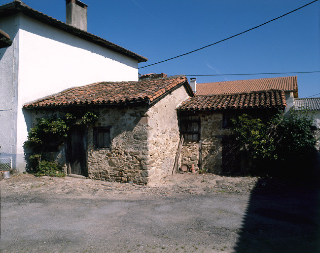 Vue d'ensemble sud du four à pain et de l'étable à cochon.