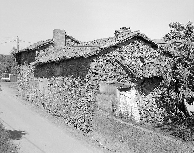 Le Mas du Puy. Vue d'ensemble, côté route, d'une ferme. Cadastre de 1981, section K, parcelle125.