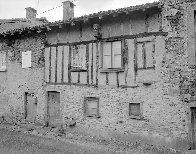 Aixe-sur-Vienne, ville. Quartier du Bourg Neuf. Maison avec pan de bois et torchis.