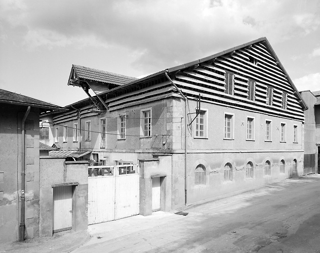 Vue partielle, depuis la rue Jeanne d'Albret, du bâtiment A de l'ancienne usine.