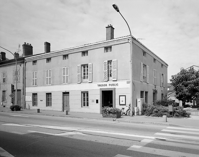 Avenue du Président Wilson. Vue de l'ancienne poste abritant aujourd'hui les bureaux du Trésor Public.