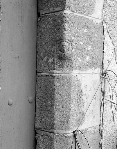 Jourgnac, Puy de Banneix. Logis de ferme. Détail du piédroit droit de la porte.