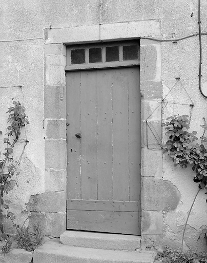 Jourgnac, Puy de Banneix. Logis de ferme. Porte.