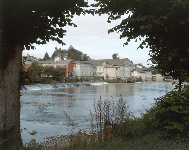 Vue d'ensemble depuis la rive nord de la Vienne.