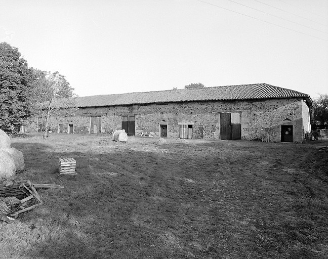 Aixe-sur-Vienne, le Buisson. Ensemble de granges-étables disposées dans le même alignement.