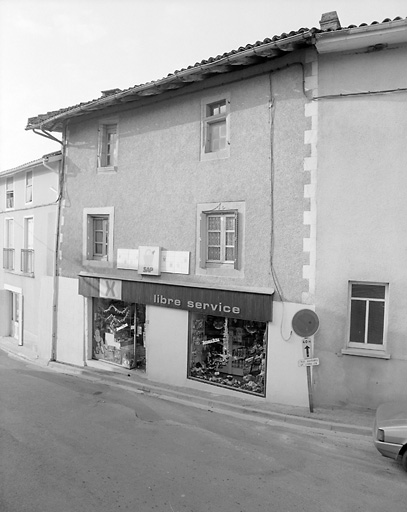 Verneuil-sur-Vienne, village. Maison datant vraisemblablement du 16e siècle. Comporte, au rez-de-chaussée, une cheminée en pierre d'origine, actuellement coffrée. Cadastre de 1981, section AB, parcelle 160.