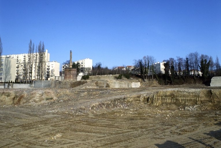 Vue du site après démolition de l'usine. Au fond, le four n° 16.