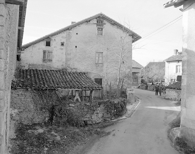 Bagoulas. Ancien logis de ferme, actuellement séparé en deux parcelles distinctes. Elévation du mur pignon est.