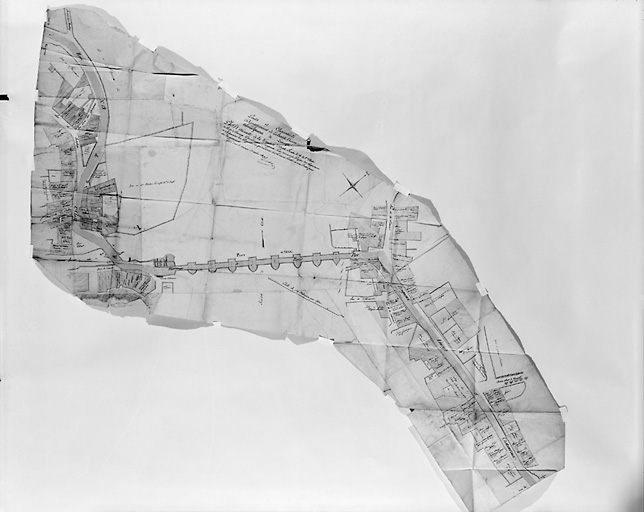 Plan minute de la traverse d'Aixe, route n° 18 de 1ère classe de Paris à Barèges par Limoges et Périgueux, pour servir à en projeter les alignements et à indemniser les propriétaires qui cédèrent des terrains bâtis ou non bâtis pour son élargissement. Levé en octobre 1809 par Courteau. Vue d'ensemble du plan.