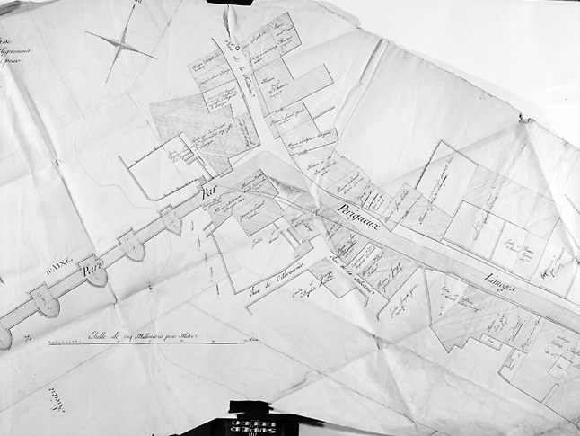 Plan minute de la traverse d'Aixe-sur-Vienne, route n°18, de 1ère classe, de Paris à Barèges par Limoges et Périgueux, pour servir à en projeter les alignements et à indemniser les propriétaires qui cédèrent des terrains bâtis et non bâtis pour son élargissement. Levé en octobre 1809 par Courteau. Détail de la partie nord-ouest du quartier Outre Vienne.