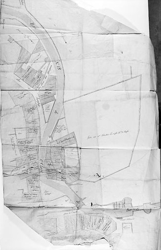 Plan minute de la traverse d'Aixe-sur-Vienne, route n°18, de 1ère classe, de Paris à Barèges par Limoges et Périgueux, pour servir à en projeter les alignements et à indemniser les propriétaires qui cédèrent des terrains bâtis et non bâtis pour son élargissement. Levé en octobre 1809 par Courteau. Détail de la partie basse de la ville (place des Horteils et rue Rochefroide).