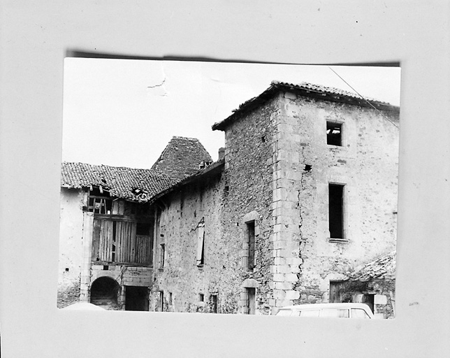 Vue partielle du château, vers 1950, avant restauration.