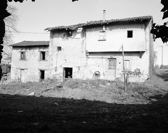 Aixe-sur-Vienne, Puy-Panard. Logis de ferme avec étage carré en encorbellement.