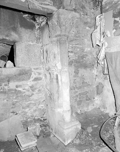 Aixe-sur-Vienne, Vienne. Maison. Intérieur, rez-de-chaussée. Cheminée en pierre avec jambages ornés de chapiteaux à décor de feuillages. Détail du jambage droit.