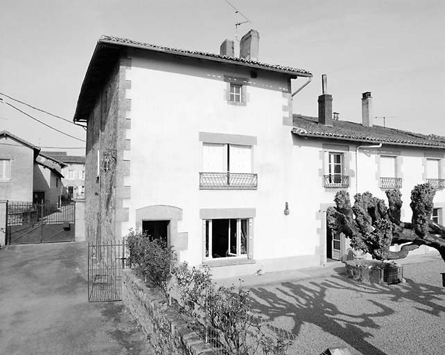 Verneuil-sur-Vienne, village. Rue du vieux bourg. Maison datée 1740. Elévation, côté jardin. Cadastre de 1981, section AB, parcelle 248.