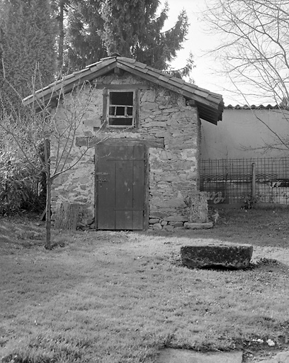 Verneuil-sur-Vienne, village. Séchoir à châtaignes ou 'clédier'.