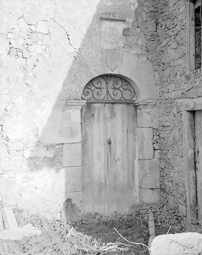 La Boilerie. Ferme. Détail de la porte d'une ancienne chapelle domestique, ornée d'un écu, surmonté d'un blason portant la date '1752'. Cadastre de 1981, section L2, parcelle 248.