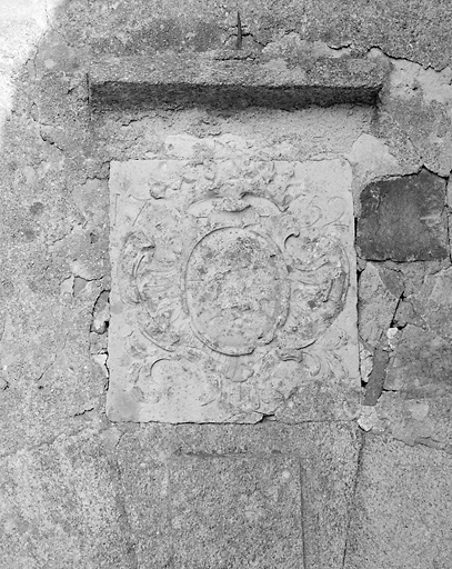 La Boilerie. Ferme. Détail du blason portant la date '1752', surmontant la porte de l'ancienne chapelle domestique. Cadastre de 1981, section L2, parcelle 248.