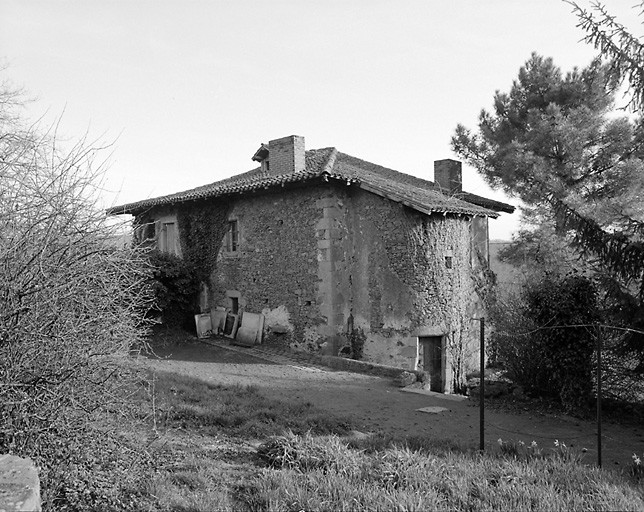 La Boilerie. Maison remaniée avec tour en demi hors oeuvre abritant un escalier en vis. Elévation nord-ouest. Cadastre de 1981, section L2, parcelle 260.